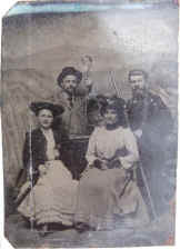 Ferrotypien - Alte Original Ferrotypie. Zwei sitzende Damen und zwei  Herren um 1880.