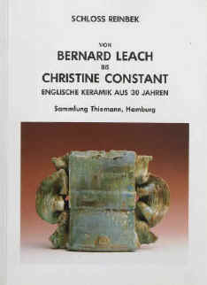 Thiemann, Hans / Kraske, Bernd M. Von Bernard Leach bis Christine Constant. Englische Keramik aus 30 Jahren. Sammlung Thiemann, Hamburg. Katalog der Ausstellung vom 22. April bis 28. Oktober 1990 im Schloß Reinbek Reinbek, Stadt Reinbek Der Magistrat, 1990.