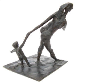 Mutter und Kind - dunkel patinierte Kleinbronze von der Objektkünstlerin und Bildhauerin Elke Rehder.