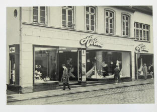 Fotos der Schaufenster von der Firma Holm in Schleswig, Stadtweg 59-61.