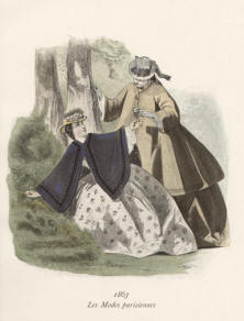 "Les Modes parisiennes 1863". Die handkolorierte Graphik zeigt zwei Damen auf einem Waldspaziergang beim Blumen pflücken