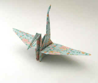 Origami Kranich aus Japan. Kunst Papierfalten, traditionell gefaltete Papierobjekte