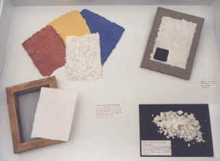 Papierschoepfen, Ausstellung Papierobjekte und Papierkunst von Elke Rehder in der Drostei in Pinneberg