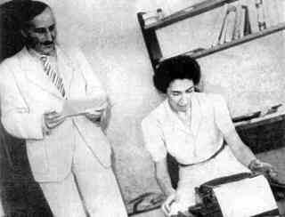 Stefan Zweig and Lotte Zweig around 1940 in Brazil using a portable typewriter of the Royal Typewriter Company.