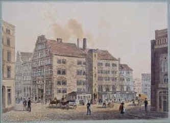 Heuer, Wilhelm Hotel zum Kaiserhof 1845. - Handkolorierte Autographie von Wilhelm Heuer (Hamburg) Motiv-Format 21,7 x 30,7 cm. Randlos an den vier Ecken rückseitig montiert auf grünem Büttenpapier im Format 32,7 x 46,0 cm. Handschriftlich mit Bleistift auf dem Blatt links unten betitelt "Kaiserhof 1845". Das Bild unten rechts auf ca. 1,5 cm stärker aufgerauht. Oberer Bildrand mit 2 winzigen Randeinrissen (0,2 + 0,3 cm). Über dem Dach zwei bräunliche Flecken, die aussehen wie Wolken, sonst sehr guter Zustand. Schöne zarte Kolorierung. Werkverzeichnis Salamon AUT 30. 