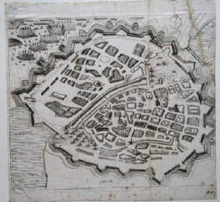 Hamburg Belagerungsplan der Stadt Hamburg aus dem Jahr 1686 mit Befestigungswerke der Stadt und der Vorstadt und Angriffswerke der Dänen.  Sehr seltener Original Kupferstich auf Büttenpapier.