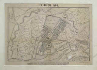 "Hamburg 1864". Lithografie Druck und Verlag von G. J. Herbst, (1864) Format  48 x 32 cm. Holzhafen, Oberhafen, Betriebs-, Güter- und Passagier-Bahnhof, Sandthor, Niederbaum, Hopfenmarkt, St. Nicolai, Börse, Rathausmarkt, Binnenalster, St. Michaelis, Großer Neumarkt, Millerntor, Zeughaus-Markt, Gänsemarkt, Botanischer Garten, St. Petri, Fischmarkt, St. Jacobi, St. Johannis Kloster, Schweinemarkt, Pferdemarkt, Kunsthalle, Steintor.