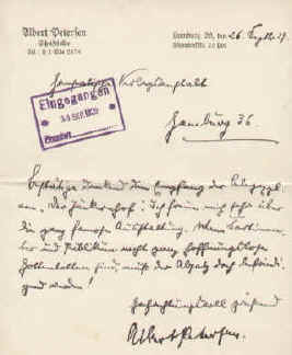 Handsignierter Autograph von Albert Petersen. Handgeschriebener Brief an die Hanseatische Verlagsanstalt in Hamburg. Handschriftlich signiert und datiert 26. September 1929. Handschriftlicher Brief. 6 Zeilen mit Federhalter geschrieben auf Kopfbogen-Papier des Schriftstellers. Mit Eingangsstempel des Verlages. Im Inhalt geht es um das Buch "Der Junkernhof". Albert Petersen, Schriftsteller, geb. 1883 in Husum und 1943 bei einem Luftangriff ums Leben gekommen. Albert Petersen wurde bekannt durch seine Romane "Der junge Perthes", "Perthes der Mann", "Juan Heldt", "Der Junkernhof"