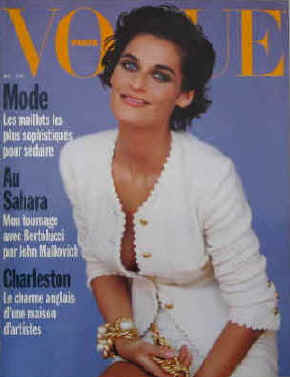 Vogue Paris Nr. 706, Mai 1990. Mode Les maillots les plus sophistiqués pour séduire / Au Sahara. Mon tournage avec Bertolucci par John Malkovich / Charleston. Le charme anglais d'une maison d'artistes. En couverture Vanessa Duve.  Paris, Les Editions Conde Nast, 1990.