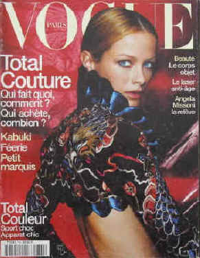 Vogue Paris Nr. 785, Mars 1998. Total Couture.Qui fait quoi, comment? Qui achete, combien? / Kabuki Féerie petit marquis / Total Couleur sport choc, apparat chic / Beauté le corps objet / Le laser anti-age / Angela Missoni la relève. En couverture Carolyn Murphy.  Paris, Les Editions Conde Nast, 1998.