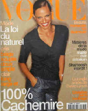 Vogue Paris Nr. 789, Aout 1998. Mode la loi du naturel, gris, beige, souple, doux, ample, clair, long, large et 100% cachemire / Beauté monacle ou épanouie / Matieres de la mode maille cuir astrakan / La jungle privée de David Lynch / Croisière sans naufrage. En couverture Rachel Roberts.  Paris, Les Editions Conde Nast, 1998. 