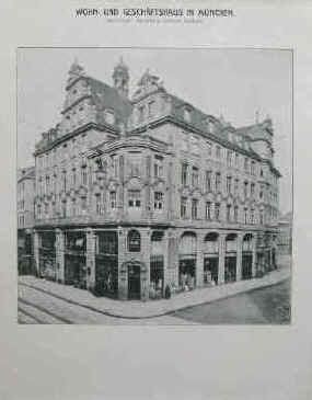 Heilmann & Littmann - Wohn- und Geschäftshaus in München, Kauffinger Straße 23, erbaut von Bauunternehmer Jakob Heilmann 1846 - 1927 und Architekt Max Littmann 1862 - 1931 in München. Das Bild zeig t den Hauseingang und die Schaufenster der Damenmäntel-Fabrik Neuner & Basch. Kauffinger Straße 21 Ecke Liebfrauenstraße. Heute Geschäftsadresse von Hutfachgeschäft Breiter, Hut und Mode.