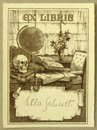 Blanko-Exlibris mit Globus, Totenschädel, Bücher, Stuhl, Blumenstrauß vor dem Fenster