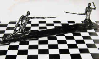 Fechter im Schach - Wachsfiguren Installation der Stormarner Objektkünstlerin Elke Rehder