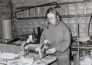 Bildhauerin und Objektkünstlerin Elke Rehder in ihrer Metallwerkstatt 1991