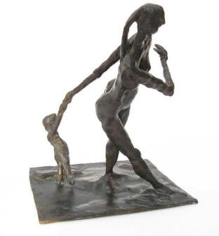Mutter und Kind - dunkel patinierte Bronzeskulptur von der Seite. Künstler Elke Rehder.