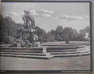 Herzog Eduard-Platz mit Sintflutbrunnen 1907.