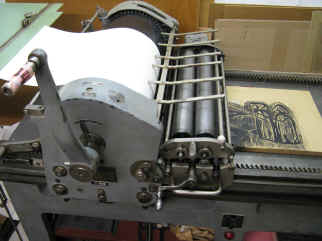 Andruckpresse Korrex Berlin Druckzylinder beim Druck eines Holzschnittes von Elke Rehder