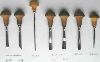 Holzschnitt Werkzeuge Messer, Stichel, Hohleisen, Geißfuß und Rilleisen.