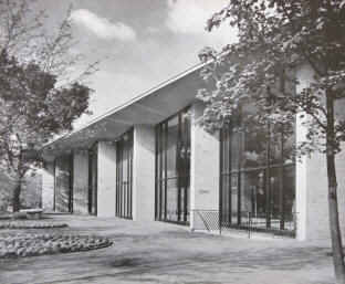 Seitenansicht der Halle der Nationen. Architekt Bernhard Hermkes.