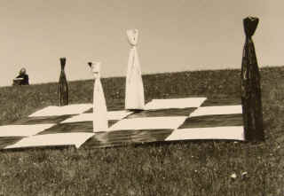 Land Art Installation zum Schach auf dem Deich von Elke Rehder