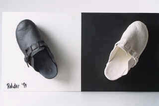 Schach Schuhe Installation der Objekt-Künstlerin Elke Rehder