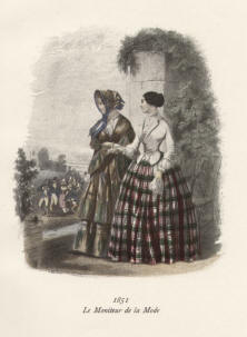 "Le Moniteur de la Mode 1851". Die handkolorierte Graphik zeigt zwei Damen im Freien an einer Mauer.