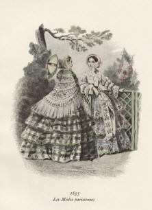 "Les Modes parisiennes 1855". Die handkolorierte Graphik zeigt zwei Damen mit Schirm an einer Gartenpforte. 