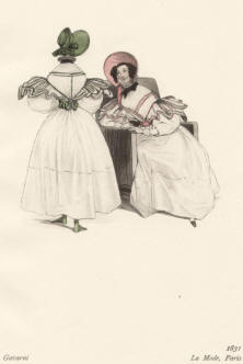 "Gavarni - 1831, La Mode, Paris". Die handkolorierte Graphik zeigt zwei Damen in weißen Kleidern, eine von hinten und stehend und die ander von vorne sitzend.