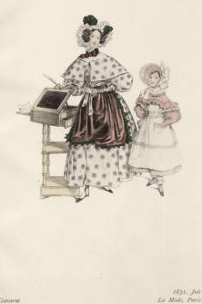 "Gavarni - 1831, Juli, La Mode, Paris". Die handkolorierte Graphik zeigt eine hübsche Dame und ein kleines Mädchen stehend vor einem Schreibpult.