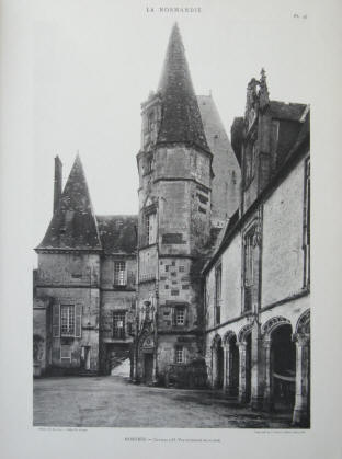 Mortrée - Chateau D'O, Vue Intérieure de la Cour.