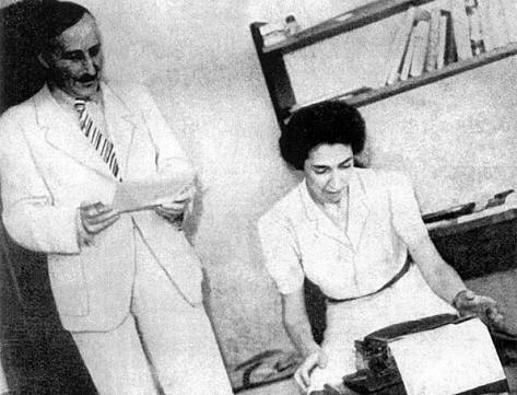 Stefan Zweig mit seiner Frau Lotte Zweig an der Schreibmaschine in Petrópolis in Brasilien 1941