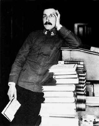 Stefan Zweig in Uniform im Kriegsarchiv um 1916 