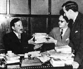 Stefan Zweig 1936 beim Signieren von Büchern
