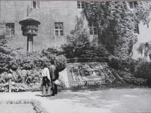 Blumenuhr an der Fleischerbastei in Zittau, Foto Werner Hoffmann.