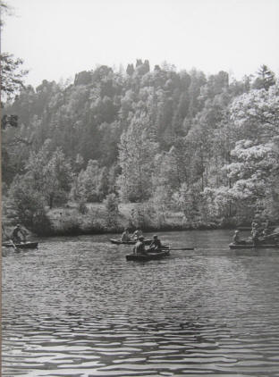 Kurort Jonsdorf. Gondelfahrt, im Hintergrund Nonnenfelsen.